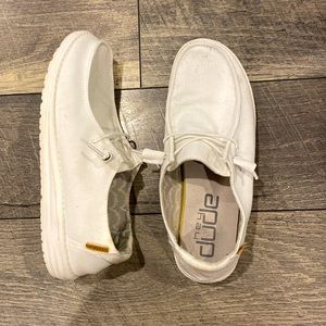 womens size 9 white hey dudes